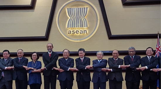 ▲ 권태신 한국경제연구원 원장(왼쪽에서 7번째)은 9일 오전 인도네시아 자카르타에서 개최된 '동아시아·아세안 경제연구센터(ERIA)'이사회에 참석했다.