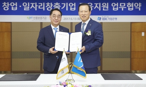 ▲ 김도진 IBK기업은행장(오른쪽)과 황록 신용보증기금 이사장