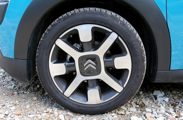 ▲ <사진5 폭 205㎜ 편평비 50%인 타이어는 17인치 알로이 휠과 조화로 정확한 코터링을 구현한다.>