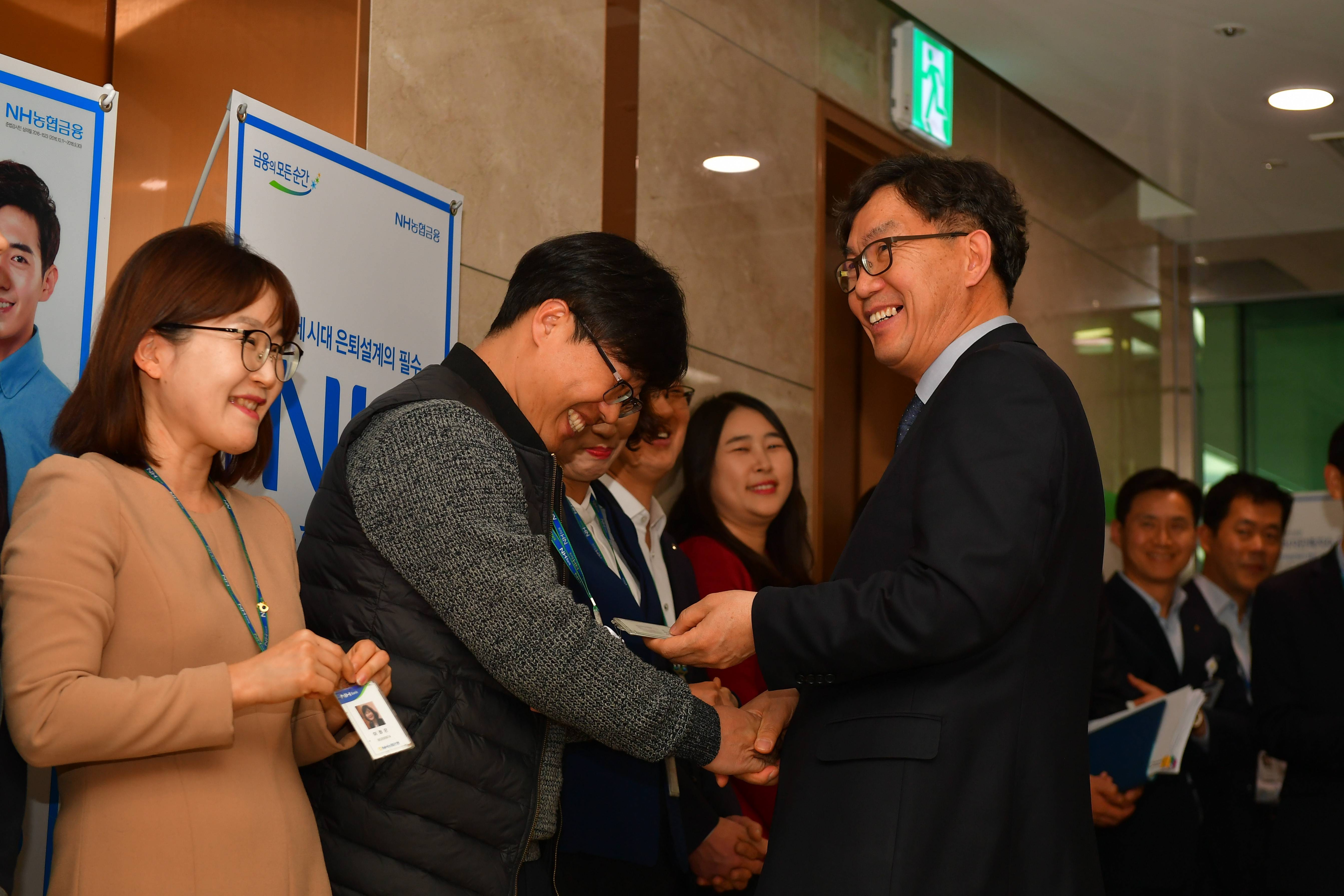 ▲ 이대훈 농협은행장(왼쪽 세 번째)이 5일 오후 서울 서대문 NH농협은행 본점에서 직원들과 인사를 나누고 있다.