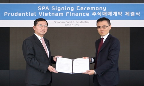 ▲ 임영진 신한카드 사장(왼쪽)과 윌슨 궉 PCA(Prudential Corporation Asia) 최고전략책임자