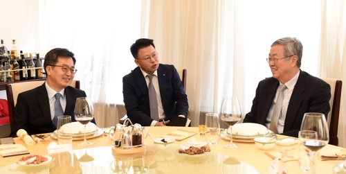 ▲ 김동연 부총리(왼쪽)과 저우 샤오촨 인민은행 총재(오른쪽)이 오찬을 갖고 대화를 나누고 있다.