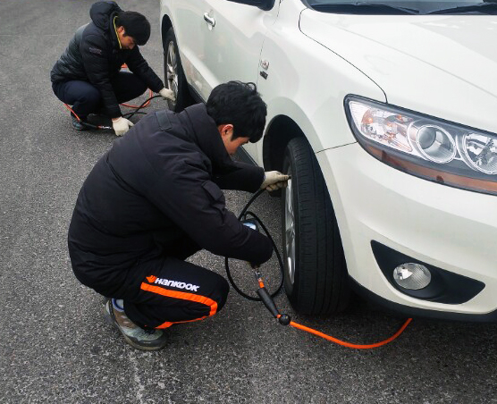 [사진자료] 한국타이어, 설맞이 타이어 무상점검 서비스 1.jpg