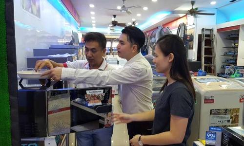 ▲ 말레이시아 쿠알라룸푸르 가전매장 이킨마켓(Ekin Market)에서 소비자들이 대우전자 현지 특화제품을 살펴보고 있다.