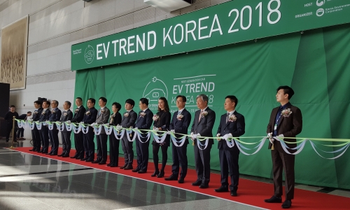 ▲ 12일 서울 코엑스에서 열린 'EV 트렌드 코리아'의 참가자들이 개막식을 진행하고 있다.