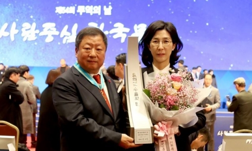 ▲ 전인장 삼양식품 회장(왼쪽)과 부인인 김정수 삼양식품 사장.