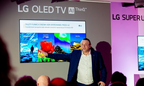 ▲ 최근 폴란드 바르샤바에서 열린 'LG 올레드 TV' 신제품 발표회에서 LG전자 직원이 제품을 소개하고 있다.