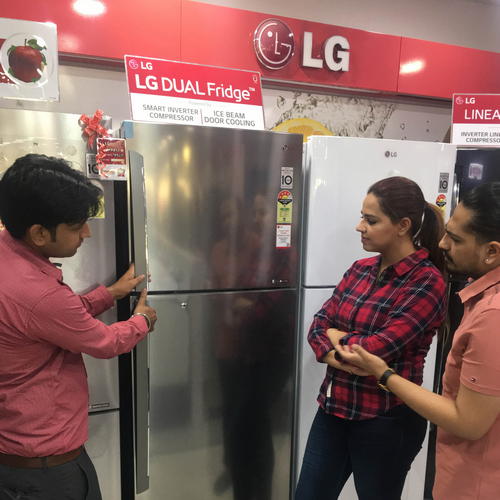 ▲ 인도 가전매장을 찾은 현지고객이 LG전자 냉장고를 살펴보고 있다.