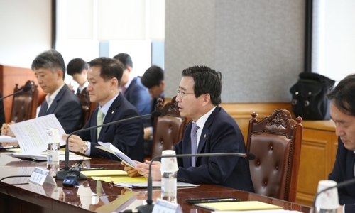 ▲ 김용범 금융위원회 부위원장(왼쪽에서 3번째).
