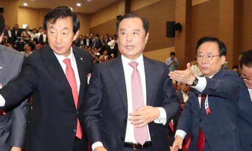 ▲ (왼쪽부터) 김성태 원내대표, 김병준 혁신비대위원장, 이주영 의원
