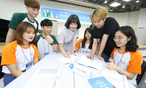 LG생활건강은 지난 3_4일 서울 도봉숲속마을에서 전국 대학생 31명이 참가한 가운데 '제1회 빌려쓰는 지구 대학생 캠프'를 개최했다..JPG