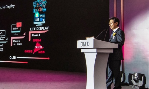 ▲ 황용기 LG디스플레이 TV사업본부장 사장이 '2018 OLED 파트너스 데이' 참석자들을 대상으로 OLED 중국시장 전략발표를 하고 있다.