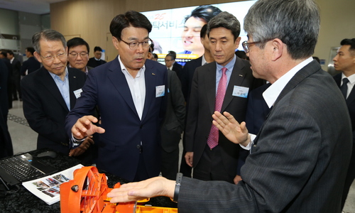▲ 포스코가 21일 개최한 아이디어 마켓플레이스에서 최정우 포스코 회장(왼쪽에서 두 번째) 등 참석자들이 시제품 전시존을 둘러보고 있다.