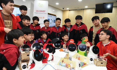 ▲ 지난 9일 카이스트에서 진행된 'LG-카이스트 영어과학 캠프'에서 참가학생들이 LG전자 클로이 로봇을 활용해 모형 집 속 가전제품을 제어해보고 있다.