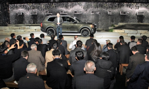 ▲ 기아자동차가 14일 디트로이트 모터쇼 행사장에서 대형 SUV 텔루라이드를 공개하는 모습.