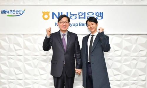 ▲ 이대훈 NH농협은행장(왼쪽)과 배우 정해인