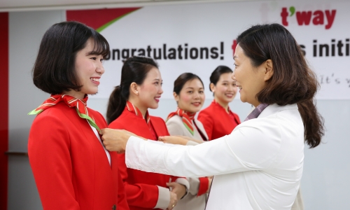 ▲ 티웨이항공이 작년 9월 베트남 현지인 객실승무원의 교육과정 수료식을 진행하는 모습.