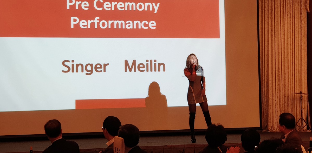 ▲ 테니스를 사랑하는 가수 메이린, 국제 휠체어 테니스 대회 개회식 축하공연 펼쳐