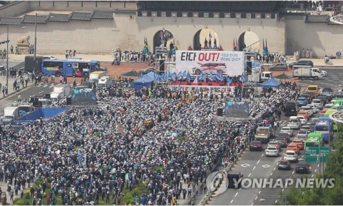 ▲ 서울개인택시운송사업조합 소속 택시기사들이 지난 15일 오후 서울 종로구 광화문 광장에서 집회를 열고 '타다' 퇴출을 촉구하고 있다=연합뉴스