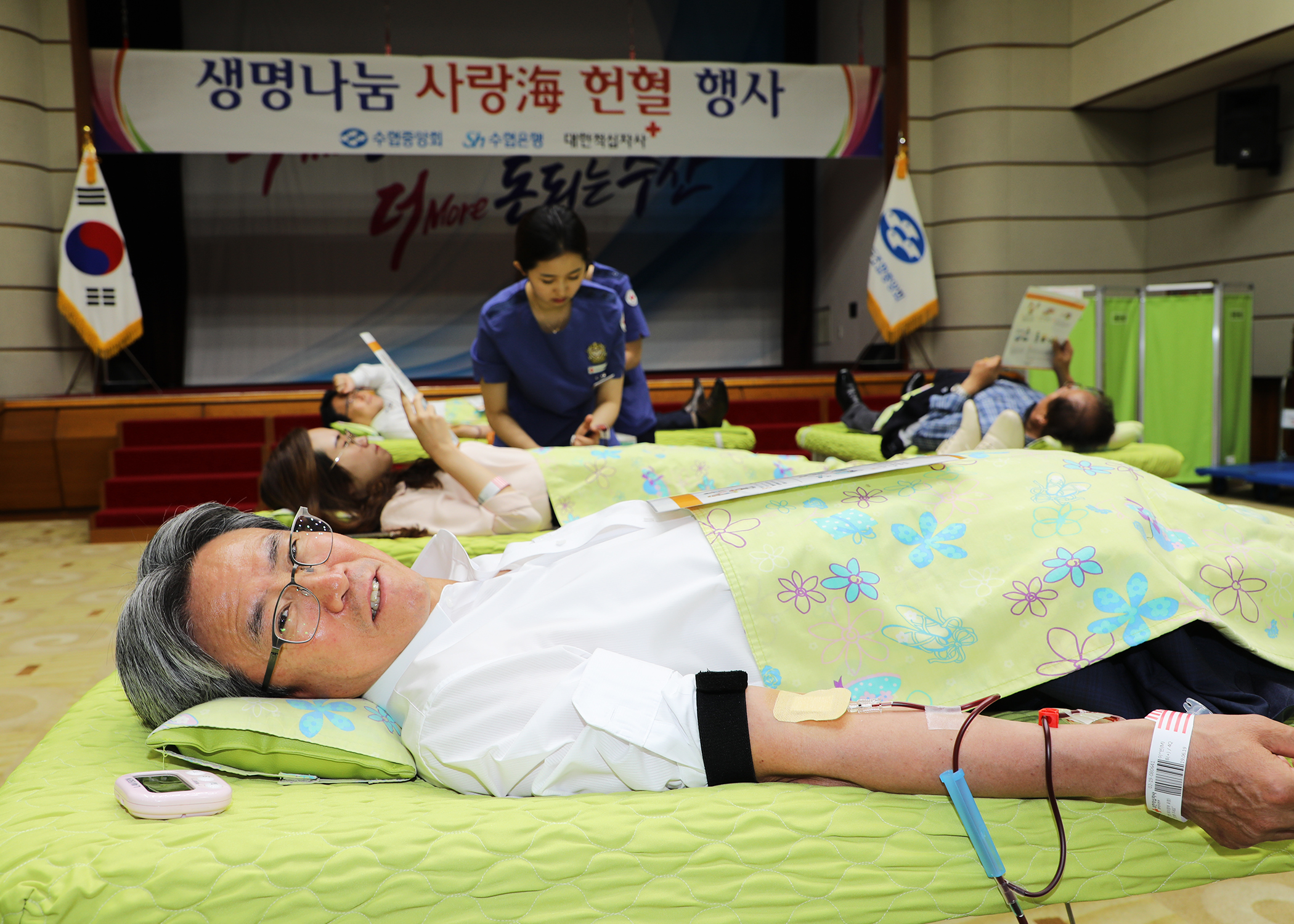 ▲ 이동빈 Sh수협은행장이 지난 19일, 서울 송파구 본사에서 '생명나눔 사랑海 헌혈 행사'에 참여해 임직원들과 함께 헌혈을 하고 있다