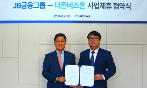 ▲ 김기홍 JB금융그룹 회장(왼쪽)과 김용우 더존비즈온 대표