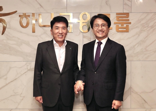 ▲ 함영주 하나금융 부회장(왼쪽)과 이재현 인천 서구청장