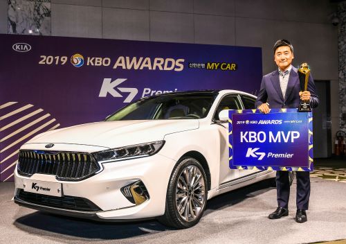 사진1) 기아자동차, 2019 KBO리그 MVP 린드블럼 선수에게 K7 프리미어 증정.JPG