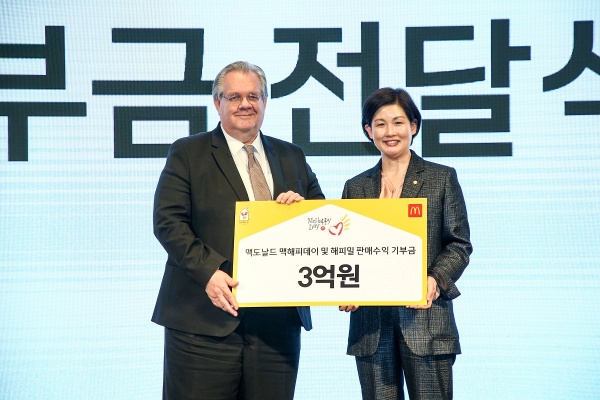 ▲ 조주연 한국맥도날드 사장(오른쪽)과 제프리 존스 한국 RMHC 재단 회장