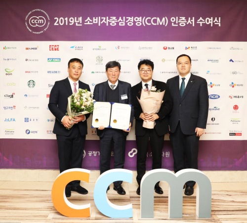 ▲ 이명구 SPC삼립 대표(왼쪽에서 두번째), 김진억 상무(오른쪽에서 두번째)