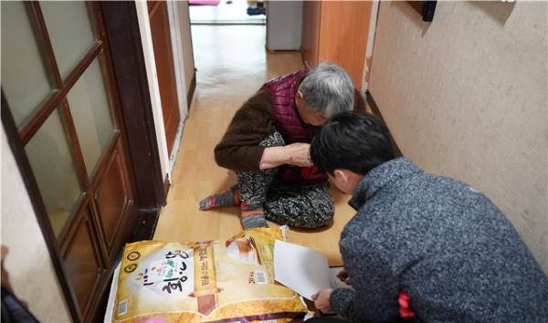 한국해양진흥공사(KOBC)는 설 명절을 맞이해 부산 해운대구 반송동 주변의 독거노인을 방문하고 쌀과 떡국 떡을 전달하는 나눔 행사를 진행했다.