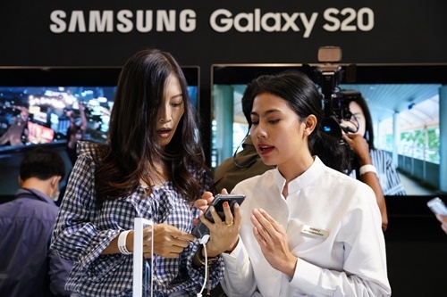 지난달 12일 태국 방콕의 센트럴월드 쇼핑몰에서 진행된 갤럭시 S20 출시 행사에서 고객이 제품을 체험하고 있는 모습. 사진=삼성전자