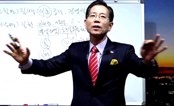 자가 면역력과 발효과학에 대해 강의를 진행 중인 김세현 박사. 사진=파비스생명