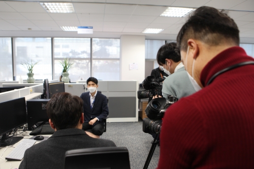 클라우드 컨택센터 서비스 담당자가 지난 11일 서울시 중구 한국코퍼레이션 본사에서 지상파(KBS) 및 종편(MBN) 방송사와 합동 인터뷰를 진행하고 있다.