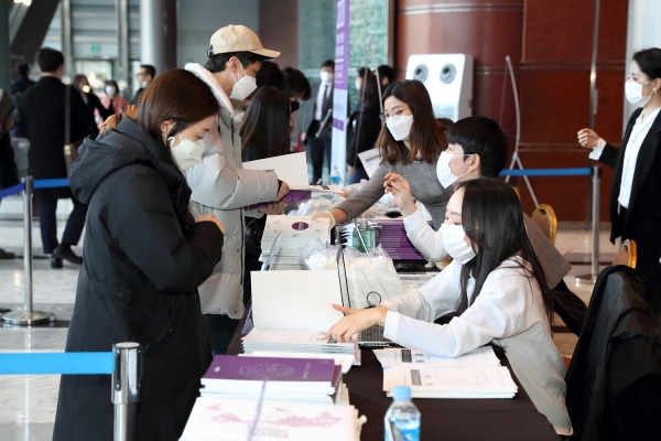 지난 1월 30일 서울 코엑스에서 개최된 '2020 한국콘텐츠진흥원 지원사업 설명회'에서코로나19 확산방지를 위한 대응강화로 모든 참석자에게 마스크를 배부하는 모습.
