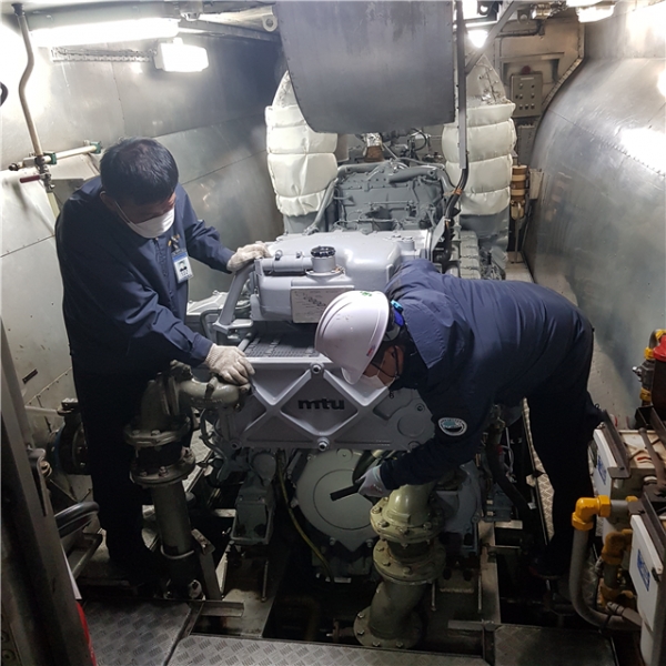 목포운항관리센터 김진환 운항관리자가 여객선 파라다이스호에서 본선 기관장과 함께 기관설비를 점검하고 있다.