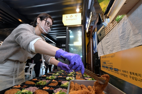 서울 서대문구 신촌 박스퀘어에서 음식점을 운영하는 한 청년 소상공인이 홀몸 어르신 등 취약계층 주민들에게 배달할 도시락을 만들고 있다.