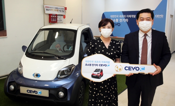 'CEVO ON 페스티벌' 이벤트 당첨자 현모씨(좌)와 김구수 캠시스 전기차 마케팅영업담당 김구수 전무(우)가 캠시스 오픈 이벤트 경품 증정식을 가졌다. 사진=캠시스