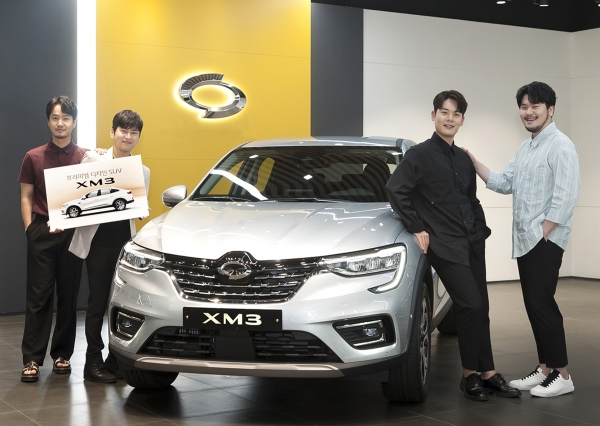 JTBC 인기 프로그램인 '팬텀싱어3'의 우승팀 라포엠 멤버들이 프리미엄 디자인 SUV 'XM3'를 받고 기념촬영을 하고 잇다. 사진=르노삼성자동차