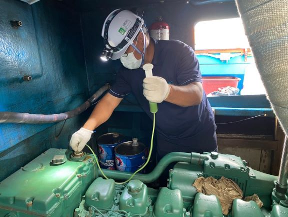 공단이 해양오염사고 예방 소형어선 무상점검을 실시하고 있다.