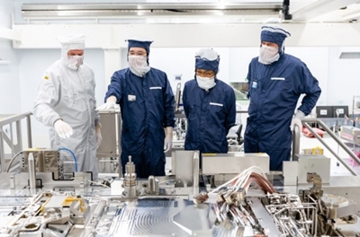 이재용 삼성전자 부회장(오른쪽에서 두 번째)이 13일(현지시간) 네덜란드 에인트호번에 위치한 반도체 장비 회사 ASML의 생산라인을 찾아 극자외선(EUV) 장비를 살펴보고 있다./사진= 삼성전자 제공