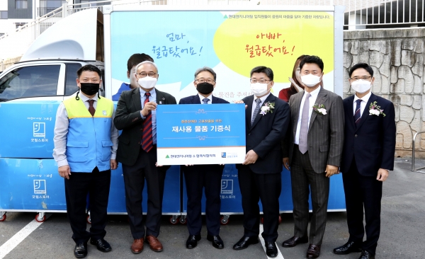 15일 고양시 '굿윌스토어 밀알일산점'에서 (왼쪽부터) 송동근 굿윌스토어 밀알 일산점 원장, 한상욱 굿윌본부 본부장, 김창학 현대엔지니어링 사장, 허승현 현대엔지니어링 구매본부 전무, 김석회 보림토건 사장, 최운성 미진정공 사장이 물품 전달식을 가졌다. 사진=현대엔지니어링