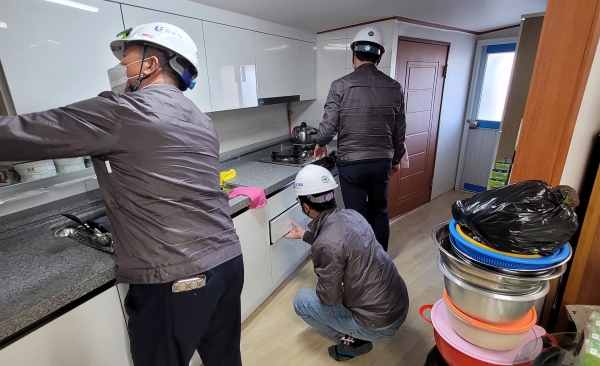 경남 창원에서 나눔활동에 나선 반도건설 직원들이 보수공사가 완료된 싱크대를 꼼꼼히 점검하고 있다. 사진=반도건설