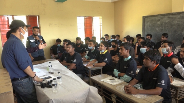 방글라데시 청년들을 대상으로 건설 실무교육을 진행하고 있는 모습. 사진=포스코건설