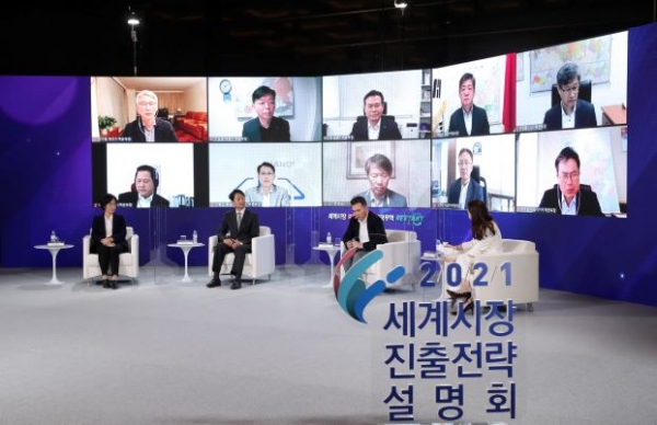 KOTRA가 1일 서울 용산구 그랜드하얏트서울에서 '2021년 세계시장 진출전략 설명회'를 온라인으로 개최했다. KOTRA는 이번 설명회에서 우리 중소·중견기업의 발 빠른 디지털 전환 대응을 주문했다. 올해 22회째를 맞는 이번 설명회에는 국내 전문가와 KOTRA 해외지역본부장이 나서 내년도 세계시장을 조망하고 전략을 논의했다.