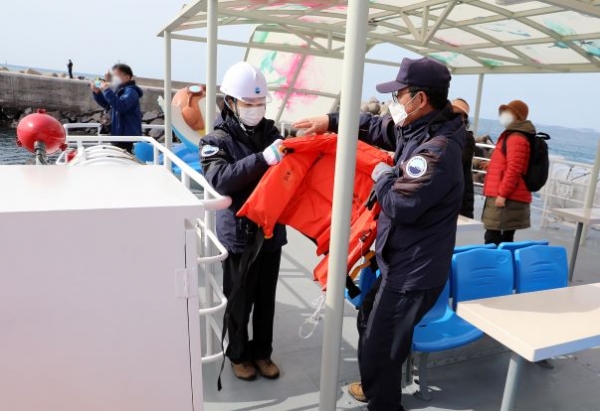 설 연휴를 앞두고 여객선 안전관리 실태를 점검 중인 공단 이연승 이사장(왼쪽)