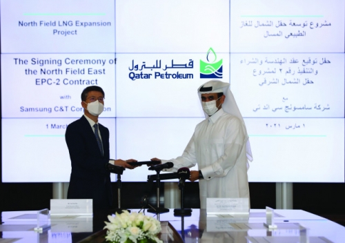 왼쪽부터 삼성물산 오세철 사장과 사드 빈 셰리다 알카비 카타르 국영 석유회사 회장이 노스필드 가스전 확장공사 패키지2 LOA에 서명하고 있다.