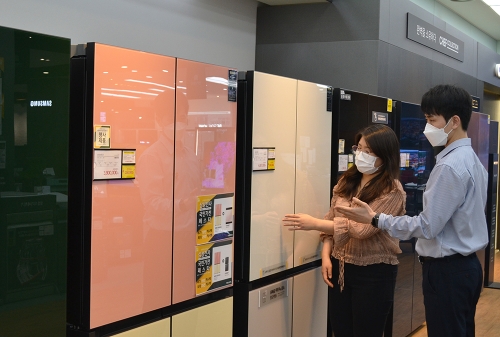 전자랜드 파워센터 용산점에서 고객들이 프리미엄 냉장고를 살펴보고 있다