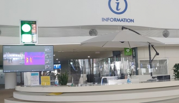 국제여객터미널에 설치된 미세먼지 신호등 모습