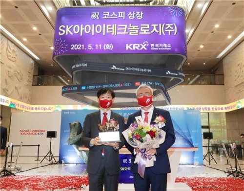 SKIET 노재석 대표(왼쪽) SK이노베이션 김준 총괄사장(오른쪽)이 상장한 뒤 기념촬영하고 있다.