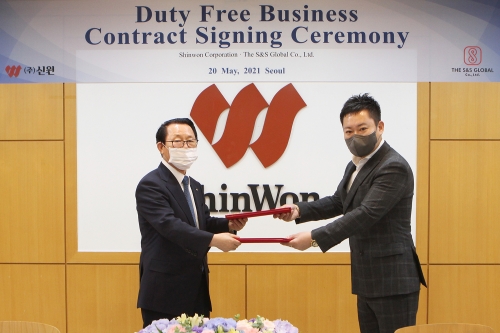 (왼쪽부터) 박성철 신원 회장, 이정 더 에스엔에스 글로벌 대표 /사진= 신원 제공